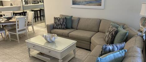 Smart-TV, DVD-Player, Bücher, Musikbibliothek