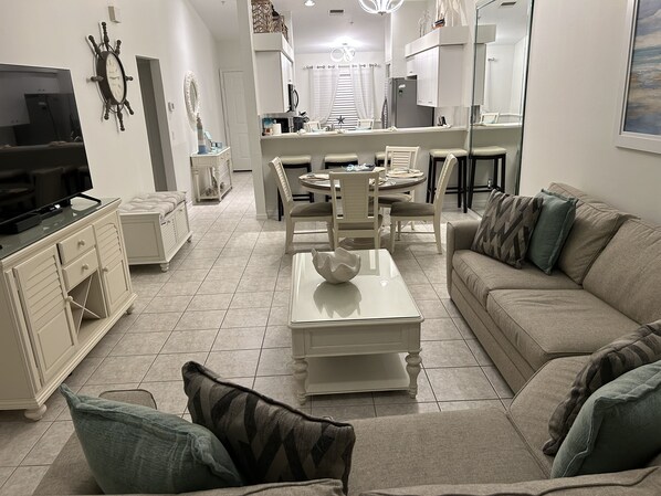 Een smart-tv, een dvd-speler, boeken en een muziekbibliotheek