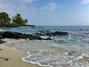 En la playa, camastros y toallas de playa