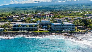 Un hôtel situé sur la côte, composé de plusieurs bâtiments, dont les ailes « D24, 3e étage » et « A22, 3e étage », qui donnent directement sur l’océan.