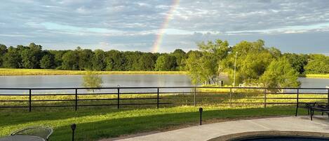 Utendørsbasseng og et oppvarmet basseng