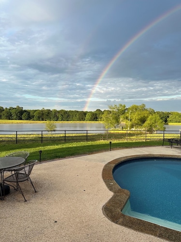 Étang de pêche 5br / 3bath Ranch House isolé et piscine chauffée 13+ lac