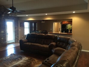 Smart TV, chimenea, reproductor de DVD y libros 