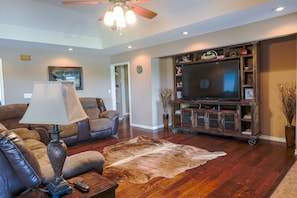 Smart TV, fireplace, DVD player, books - Secluded 5BR Ranch house: Heated Pool, Fishing Pond, Relaxing & Scenic Views 13+ (Arthur City)