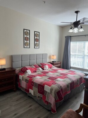 3 slaapkamers, een strijkplank/strijkijzer, gratis wifi, beddengoed