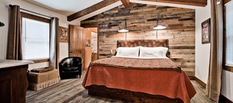 Historic Main St Wooded Bluff & Large Private Deck Luxury Lodging for Up to 6