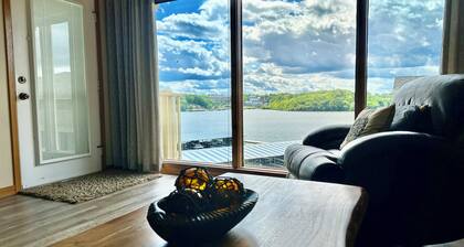 Kattohuoneisto avoimella parvekkeella. Suurin sijainti, 30x10 veneen liukumaton.