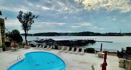 Kattohuoneisto avoimella parvekkeella. Suurin sijainti, 30x10 veneen liukumaton.