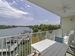 Outdoor dining - Family Luxury Beach Resort, Water Park Passes, Rooftop Deck & Ocean Views! (Indian Rocks Beach)