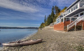 På stranden, solsenger og strandhåndklær