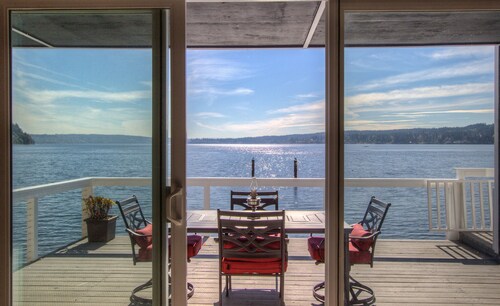 Captain's House- Luxury Beachfront Home. 2 Levels for group fun or privacy 