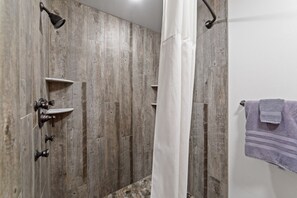Secador de cabelo, toalhas de banho