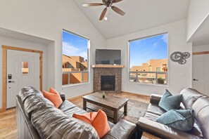 TV, fireplace