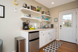 Kjøleskap, mikrobølgeovn, ovn og kokeplater