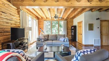 Televisión, reproductor de DVD, libros y videoteca