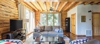 Modern Log Cabin on Cascade Canal, 5 minutes to Downtown Nevada City