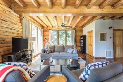 Modern Log Cabin on Cascade Canal, 5 minutes to Downtown Nevada City