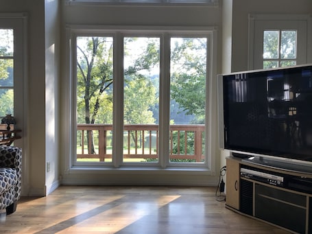 Smart TV, DVD player, books, video library. Beautiful Home On The White River Next Door to Wildcat Shoals Public Access Ramp