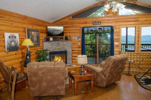 Romantic Mountain View  hot tub-FREE Dollywood + Free attractions pool table