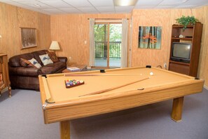 Smart TV, caminetto, libri