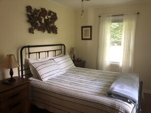 2 bedrooms, iron/ironing board, WiFi, bed sheets - Quiet, peaceful, relaxing getaway from a stressful life! Great Fishing! (Cherokee)
