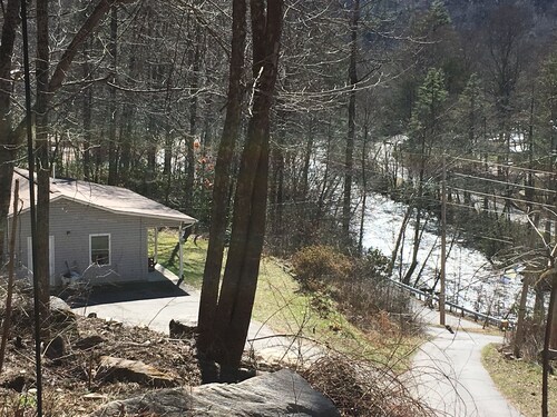 Quiet, peaceful, relaxing getaway from a stressful life! Great Fishing!