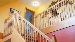 Una escalera con barandillas y pasamanos de madera que conduce a un piso superior.