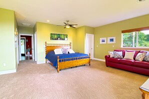 4 bedrooms, iron/ironing board, travel cot, free WiFi - Breathtaking Kona Home - Heated Pool / Air conditioning and Beautiful Sunsets  (Kailua-Kona)
