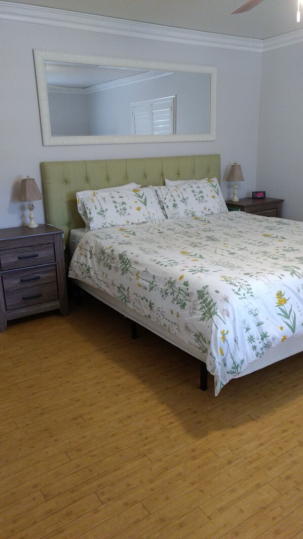 3 chambres, fer et planche à repasser, lit de bébé portatif