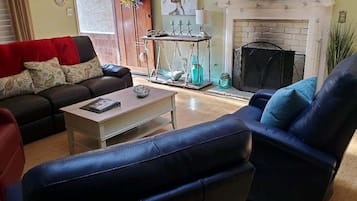 Smart-tv, een open haard, een dvd-speler en boeken