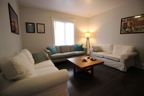 Téléviseur, jeux vidéo, lecteur de DVD, livres