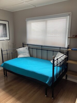 3 bedrooms, iron/ironing board, travel crib, free WiFi - ♥ Maison Doucet Property | New Standard Rental | Niagara Falls ♥ (Niagara Falls)