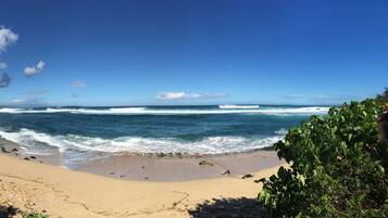 Ligstoelen aan het strand, strandlakens