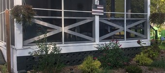 Great house! Perfect location! Walk everywhere! 4 bedrooms plus loft, 2baths