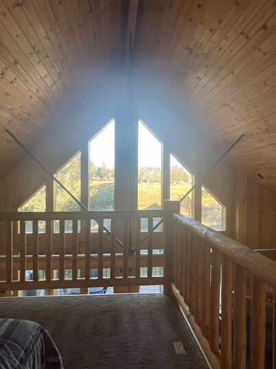 Remodeled cozy cabin on golf course with hot tub! 