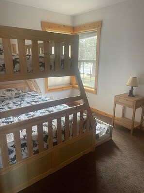 3 bedrooms, iron/ironing board, WiFi, bed sheets - Remodeled cozy cabin on golf course with hot tub!  (Redmond)