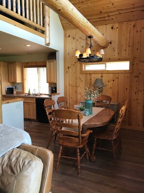 Dining - Remodeled cozy cabin on golf course with hot tub!  (Redmond)
