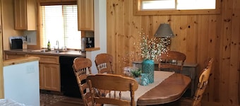 Remodeled cozy cabin on golf course with hot tub!
