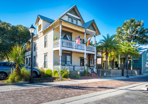 1880 Victorian In Heart of Downtown