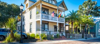1880 Victorian In Heart of Downtown