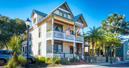1880 Victorian In Heart of Downtown