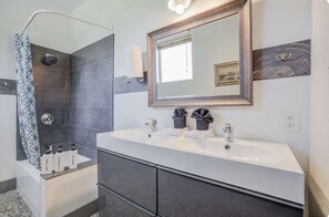 Kombinert dusj/badekar, hårføner, håndklær og såpe