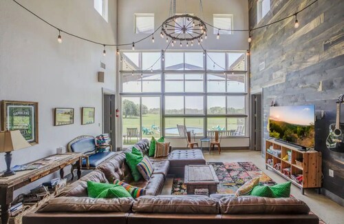 Pool! 8 bdrms/ 4.5 baths/ 2 living, close to town and wineries!