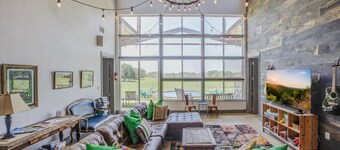 Pool! 8 bdrms/ 4.5 baths/ 2 living, close to town and wineries!