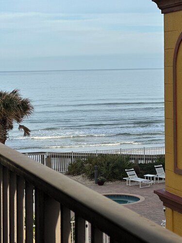 Beautiful Spacious, 1500 SF, No Drive Beach, Heated Oceanfront Pool, Pets OK!