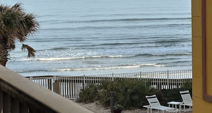 Beautiful Spacious, 1500 SF, No Drive Beach, Heated Oceanfront Pool, Pets OK!