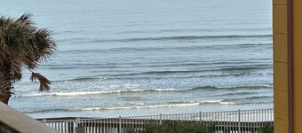 Beautiful Spacious, 1500 SF, No Drive Beach, Heated Oceanfront Pool, Pets OK!