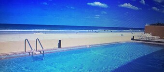 Beautiful Spacious, 1500 SF, No Drive Beach, Heated Oceanfront Pool, Pets OK!