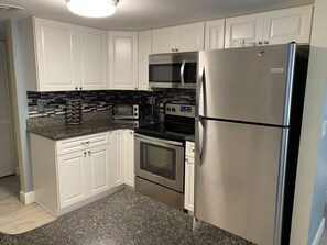 Een koelkast, een magnetron, een oven, een kookplaat