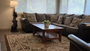 Ein Wohnzimmer mit einer Couch, einem Couchtisch und einem Teppich.